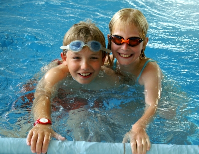 Spaß im Wasser: Für Kinder ist es wichtig, dass sie auch in der Schule Schwimmunterricht erhalten. Bild: S.Hofschlaeger/Pixelio.de