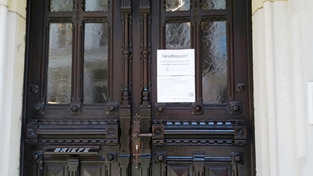 Zutritt nur für Mitarbeiter: Wegen der Coronakrise ist das Alte Rathaus derzeit für die Öffentlichkeit geschlossen. Ein entsprechender Hinweis befindet sich am Portal. Bild: CDU-Fraktion