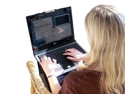 Lernen am Laptop: Die technischen Voraussetzungen müssen beim Hybrid-Unterricht vorhanden sein. Bild: Barbara Eckholdt/Pixelio.de
