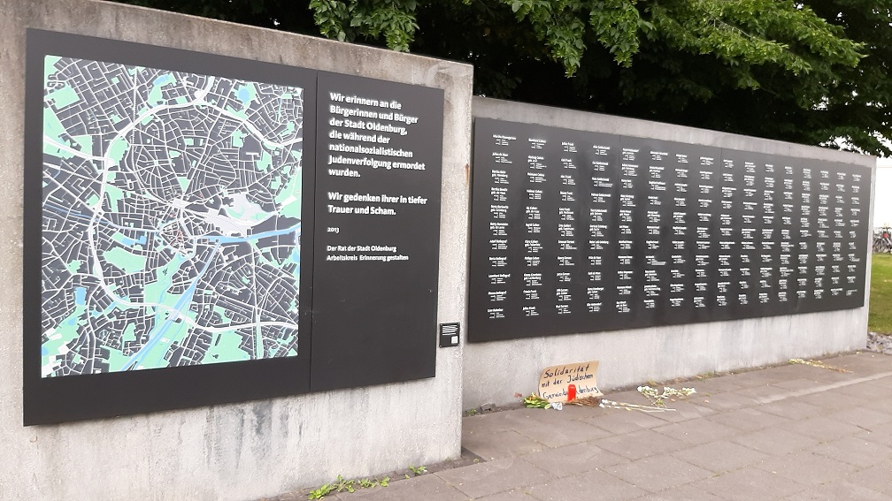 Die Gedenktafel vor dem PFL erinnert an die Judenverfolgung in Oldenburg. Bild: Oliver Bloch