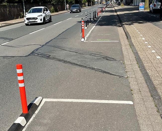 Die neue Fahrradspur auf Kosten von Parkplätzen wird zum großen Problem der Geschäftsleute auf der unteren Nadorster Straße. Bild: Christoph Baak 