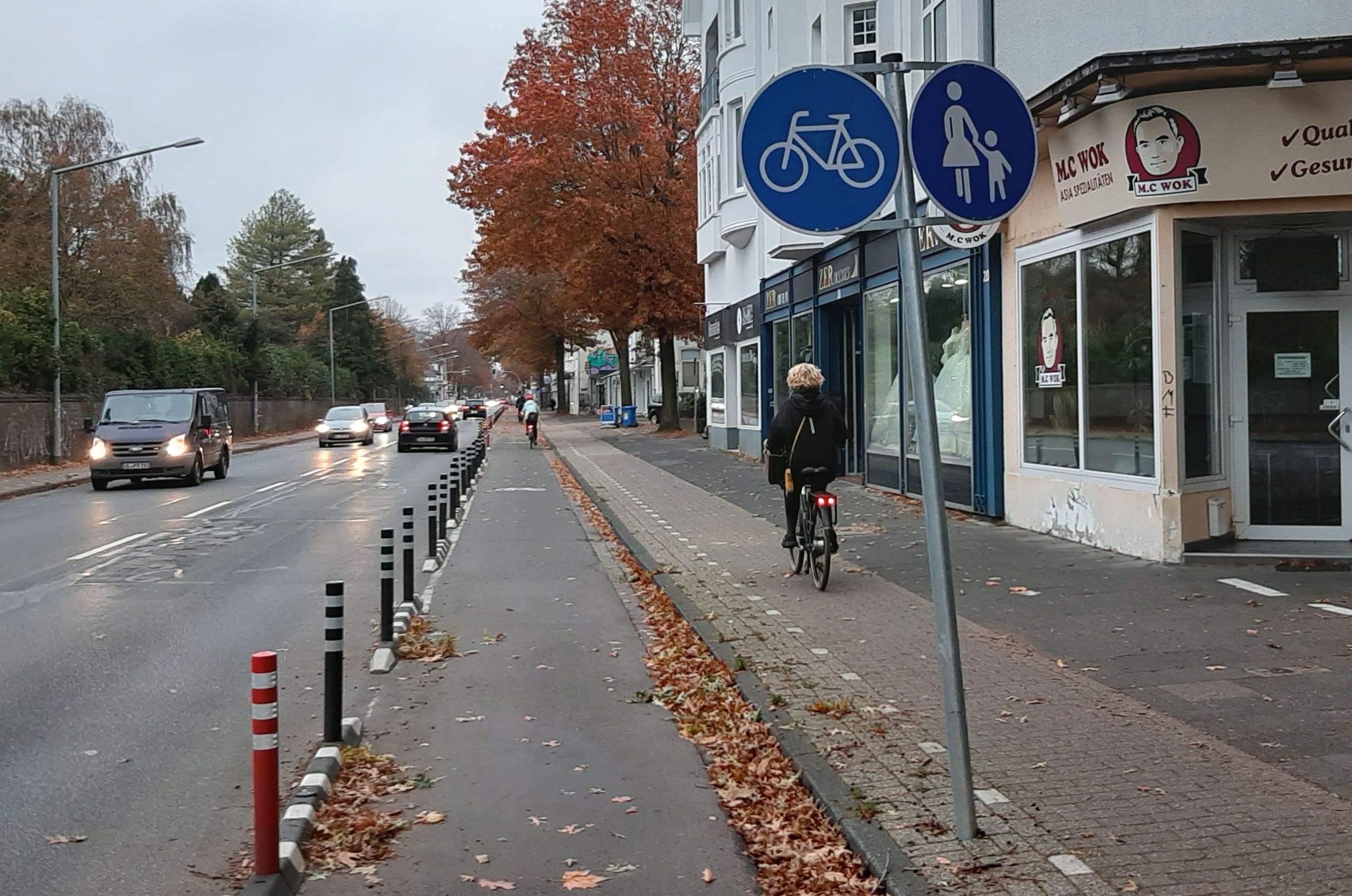Sorgt für Irritationen bei Radfahrern und bedroht die Existenz der Geschäftsleute: Die sogenannte Protected Bike Lane an der Nadorster Straße. Bild: Oliver Bloch 