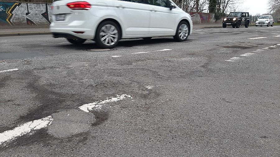 Loch an Loch, Riss an Riss: Die Oldenburger Stra�en gleichen aktuell einer Kraterlandschaft. Bild: Archiv/CDU-Fraktion 