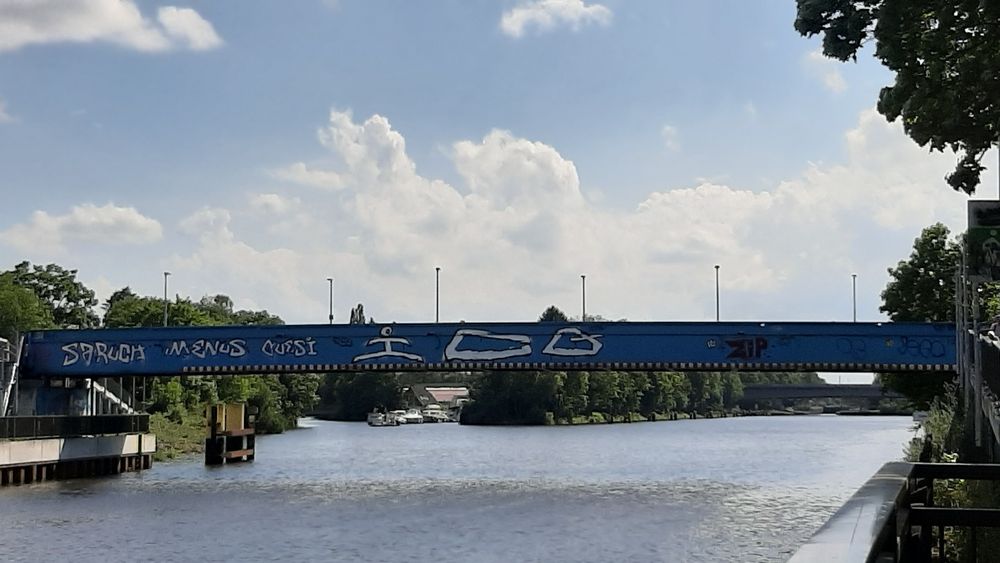 Keine Dauerl�sung: Die Behelfsbr�cke am Damm dient seit Jahren als Provisorium zumindest f�r Radfahrer und Fu�g�nger. Bild: CDU-Fraktion 